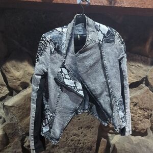Coolibar Gray and Black Snake Print Blazer